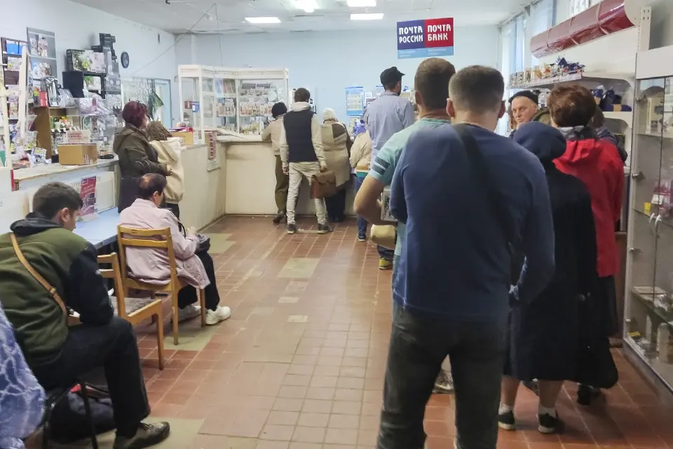 много людей на почте