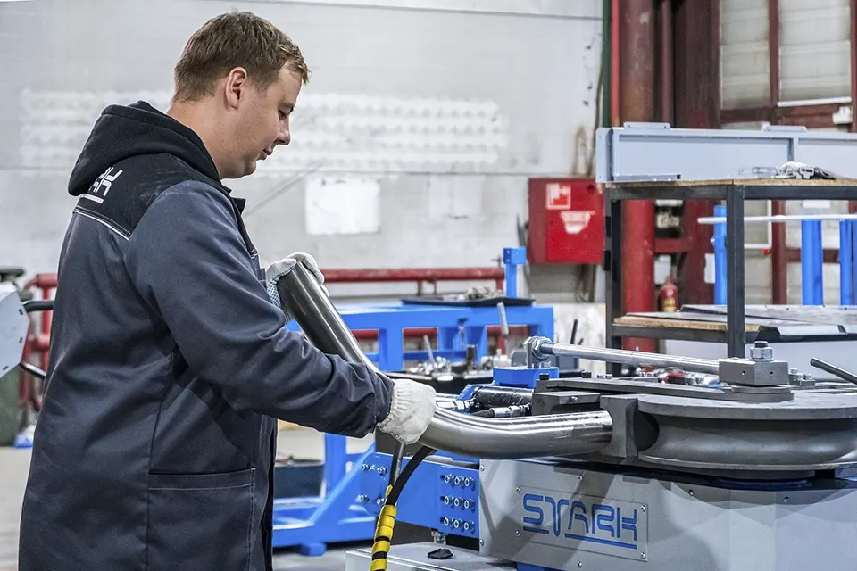 сотрудник станкостроительного предприятия