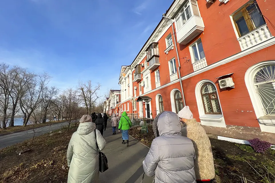 горожане на экскурсии в Шлюзовом