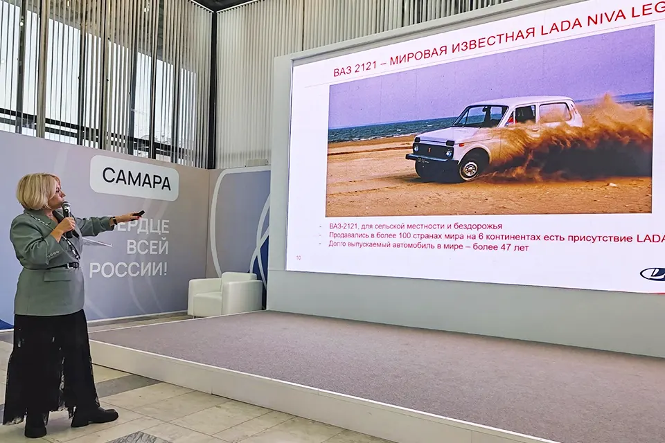 презентация автомобилей АВТОВАЗа на выставке