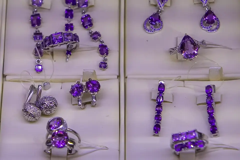 ювелирные украшения в магазине