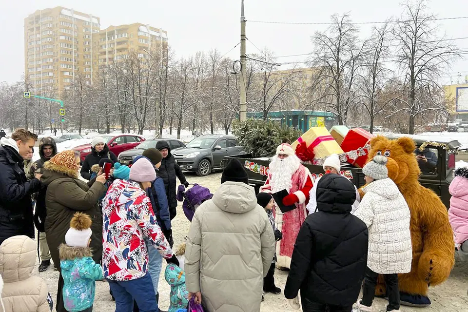 Дед Мороз и сказочные персонажи поздравляют жителей