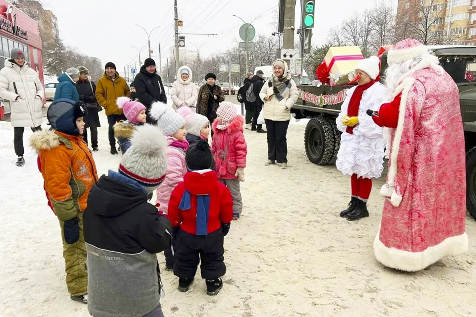 Дед Мороз поздравляет детей