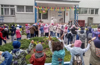 дети вышли на прогулку в детском саде
