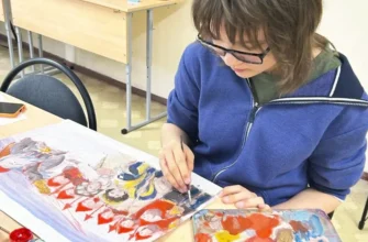 школьница рисует иллюстрацию к сказке