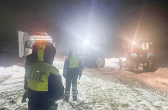 сотрудники дпс помогают водителям проехать по заснеженной трассе