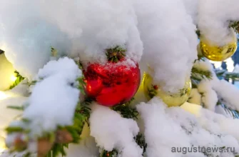 игрушка на елке покрыта снегом