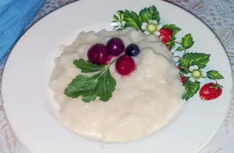 молочная рисовая каша в тарелке