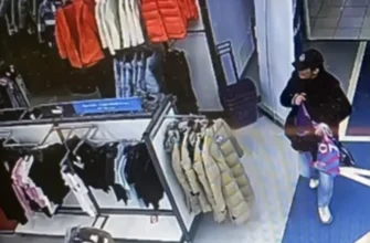 мужчина зашел в магазин спортивной одежы