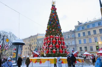 праздничная наряженная елка на новый год
