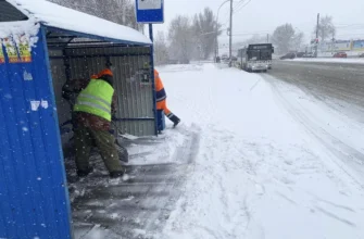 уборка снега на остановке