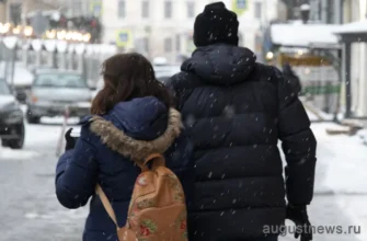 девушка и парень гуляют зимой