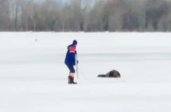 сотрудник РКС спасает рыбака
