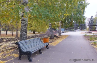 чугунная скамейка в парке Центрального района