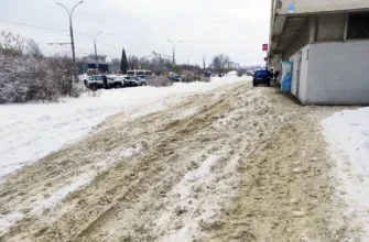 не чищен снег на тротуаре по улице Революционной