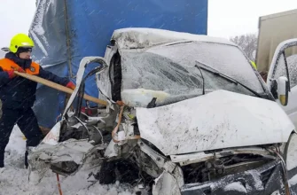 спасатель помогает водители покинуть автомобиль