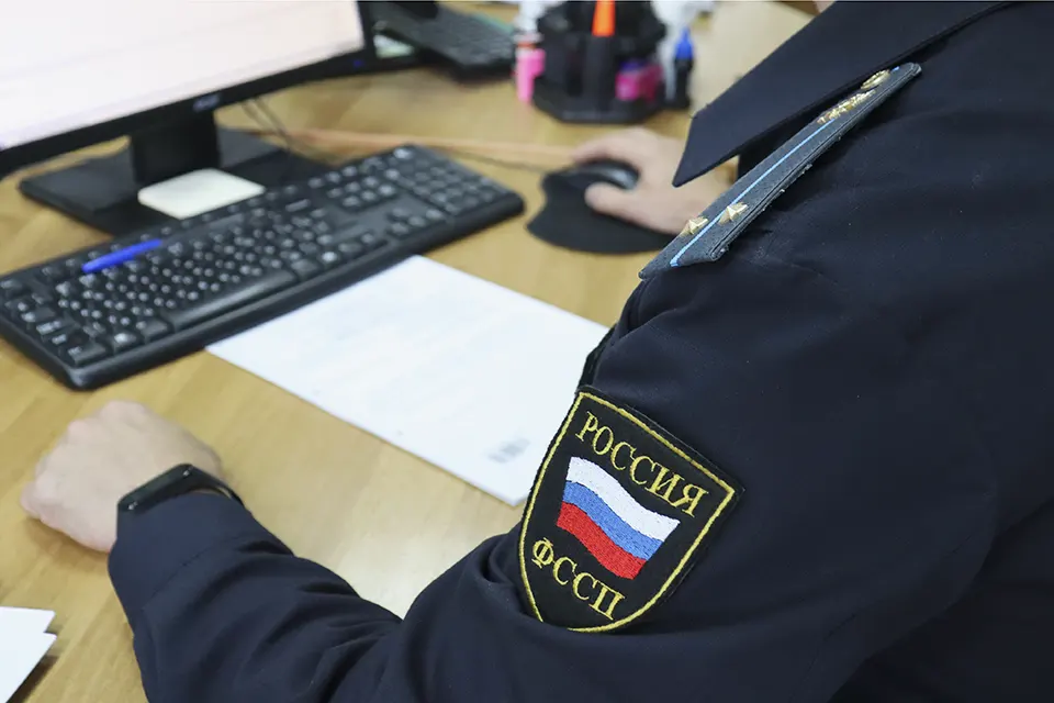судебный пристав в кабинете