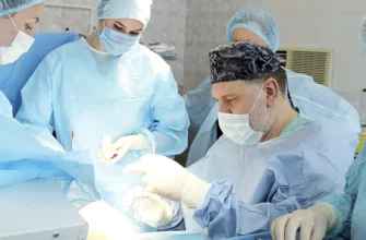 врачи-ортопеды проводят операцию