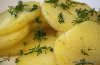 картошку пожарили кружочками и посыпали укропом