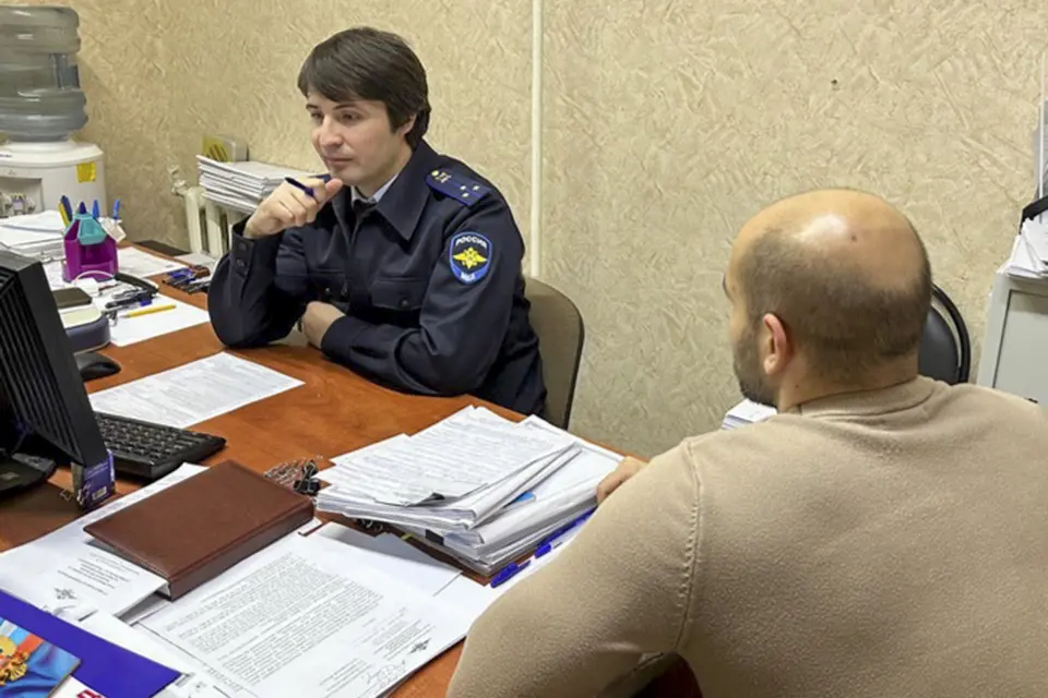 следователь проводит опрос свидетеля