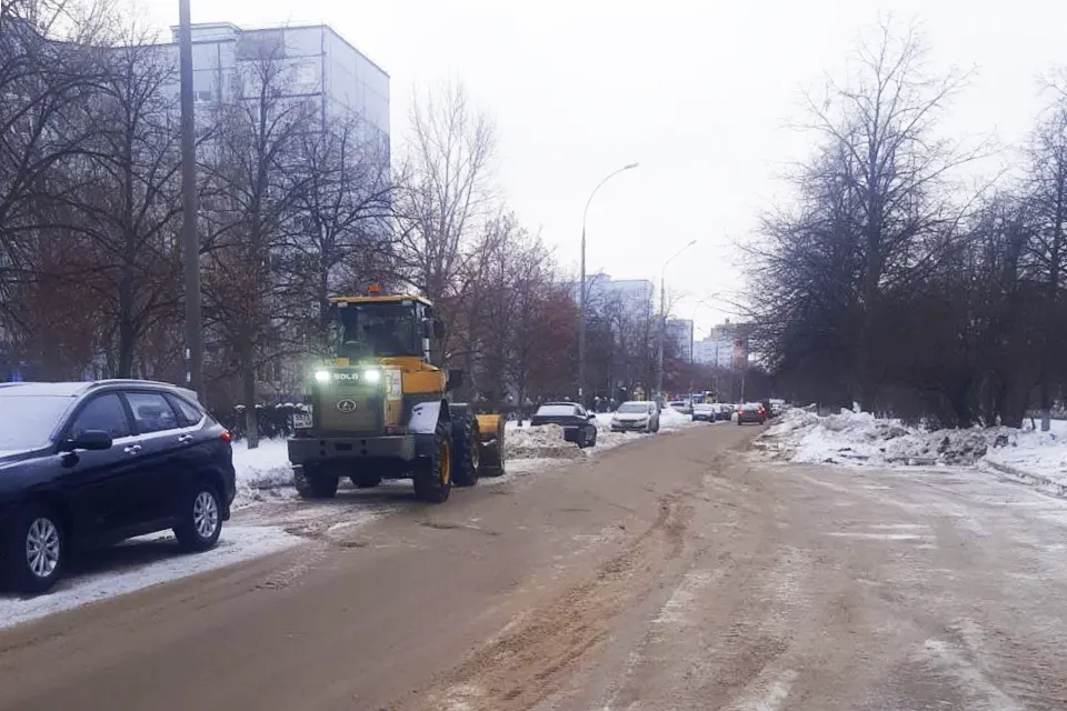 дорога снег уборка трактор машина ворошилова 31а припаркованный автомобиль мешает уборке