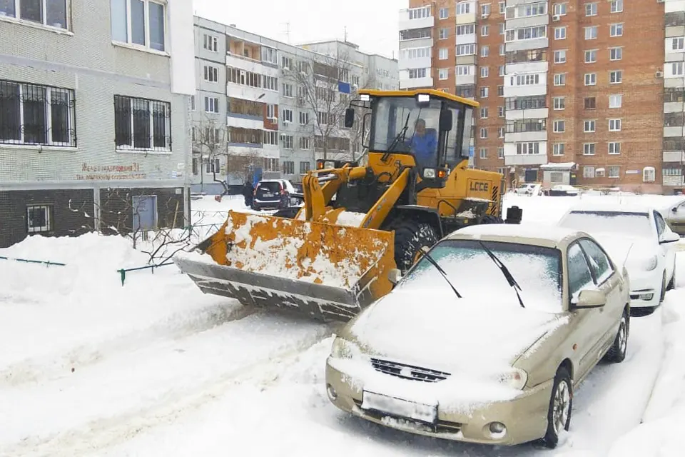 двор снег уборка трактор машина дорога железнодорожная 31 припаркованный автомобиль мешает уборке снега