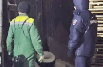 грузчик находится рядом со складом