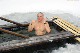 мужчина в купели на Крещение