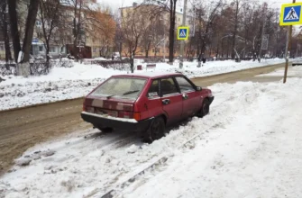 припаркованная машина на дороге