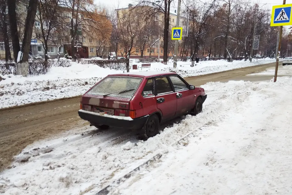 припаркованная машина на дороге
