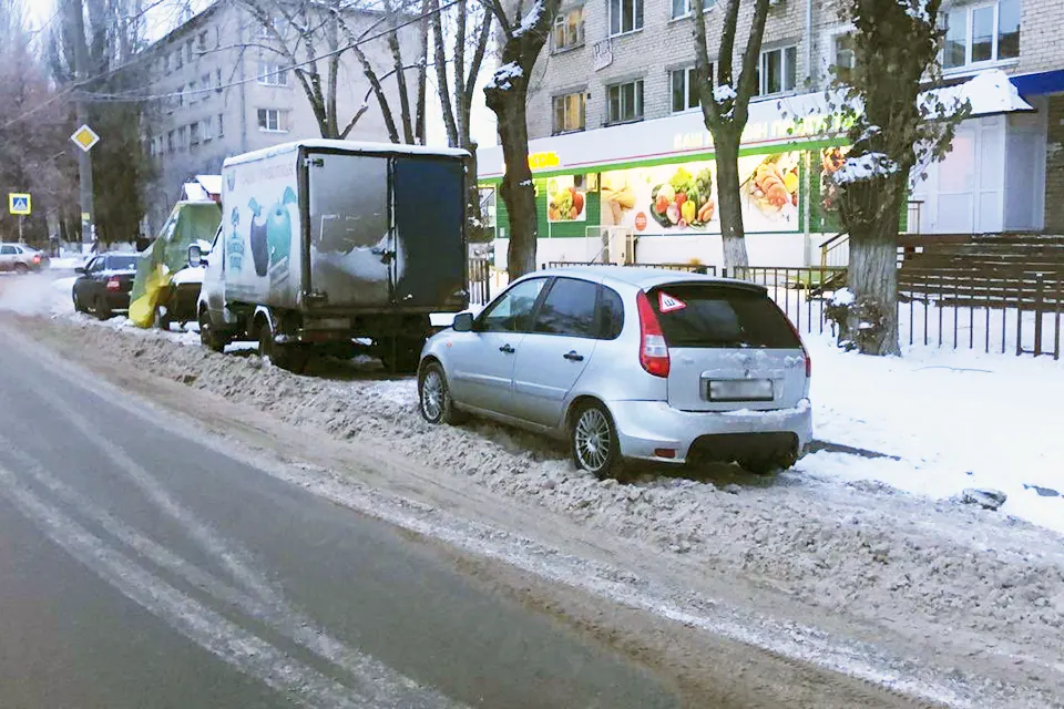 машина дорога уборка парковка снег припаркованные машины на дороге
