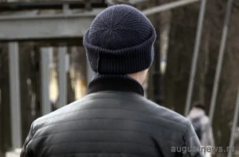 парень на улице в вязанной шапке