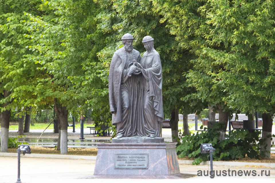 памятник Петру и Февронии Муромским