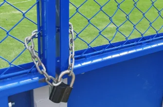 школьная спортплощадка на замке