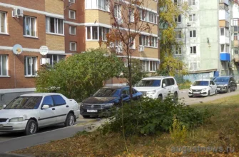 автомобили припаркованы около дома