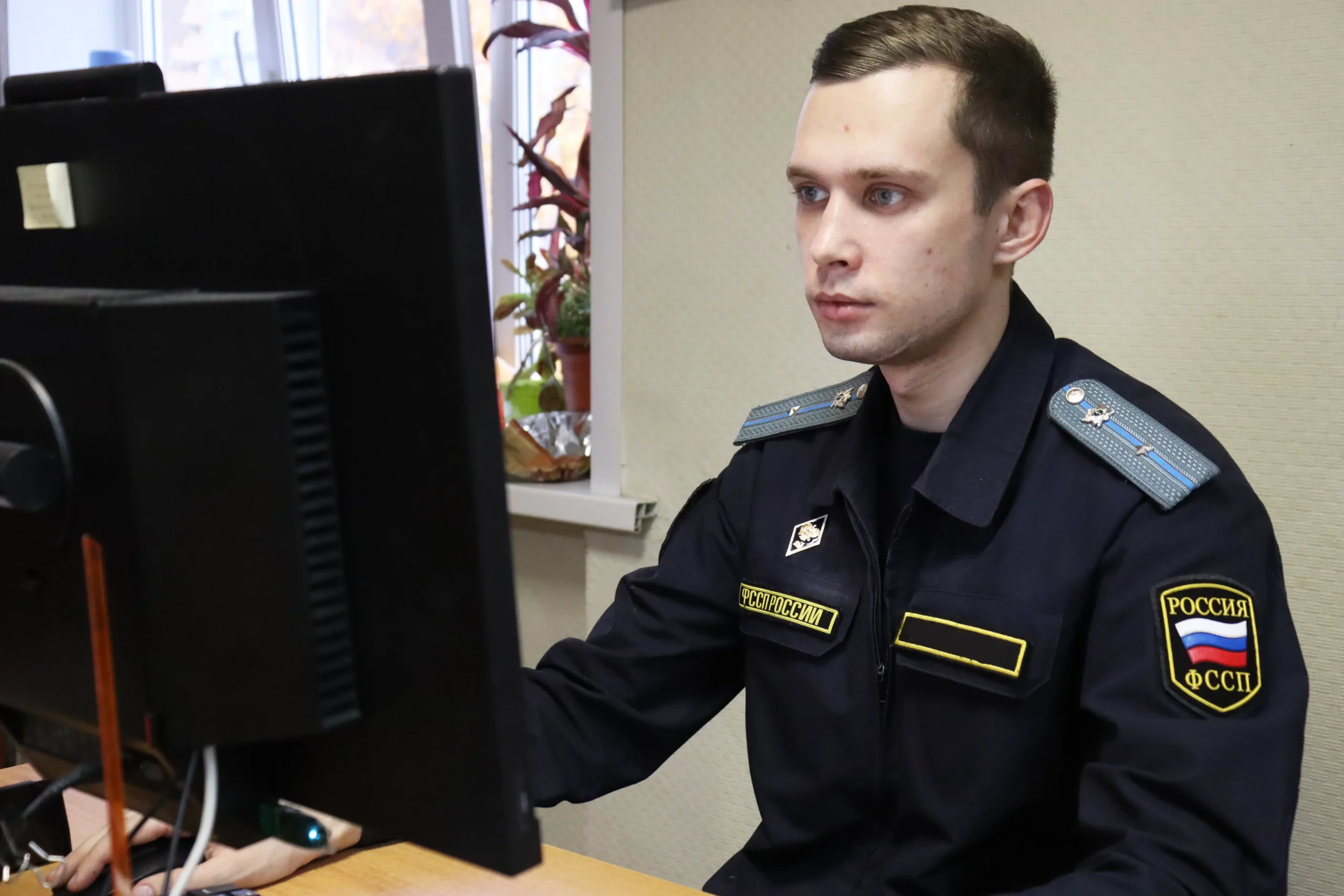 судебный пристав за компьютером
