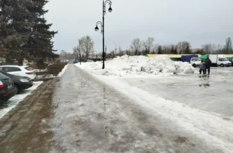 гололед на тротуаре возле Центральной площади