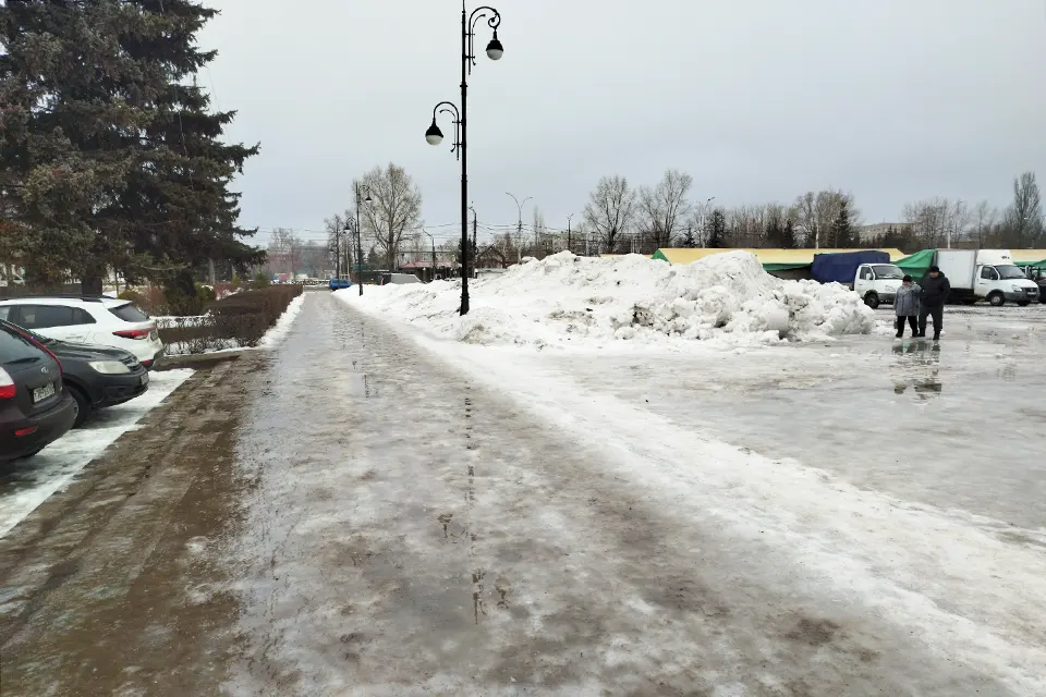 гололед на тротуаре возле Центральной площади