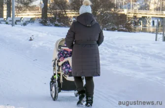 женщина гуляет зимой с коляской