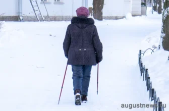 женщина гуляет с палками