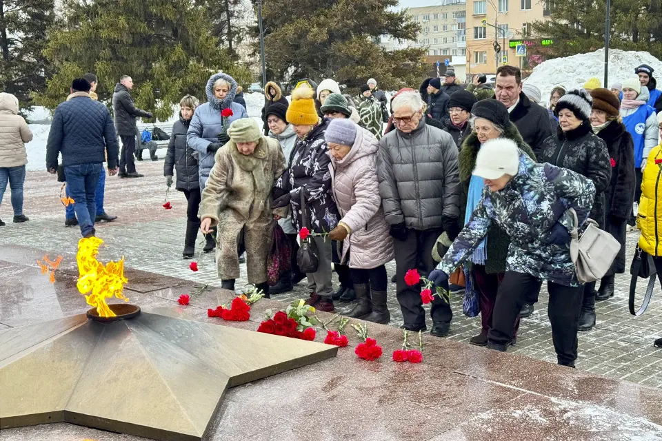 горожане возлагают цветы к Вечному огню