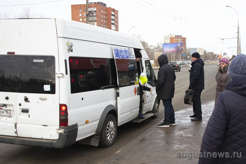 маршрутка 124 на остановке