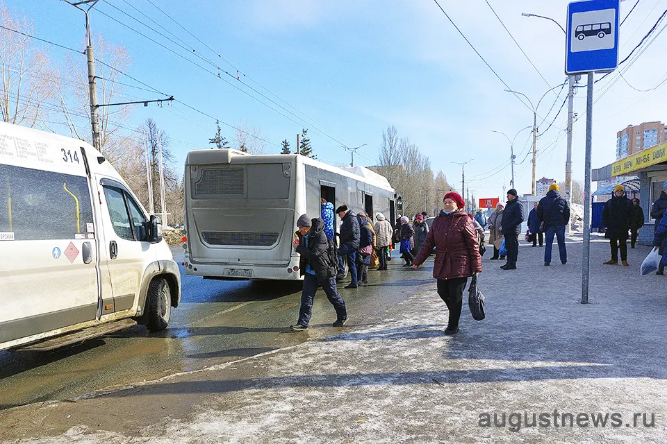 автобусы на остановке Горсад