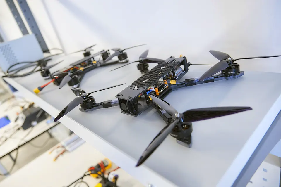 дрон транспорт будущего гонка бас дроны для гонок