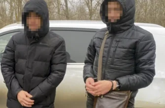 две мужчин в темных куртках с капюшоном