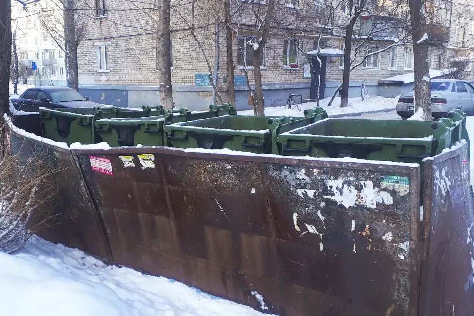контейнерная площадка во дворе