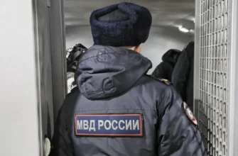 сотрудник полиции в форме