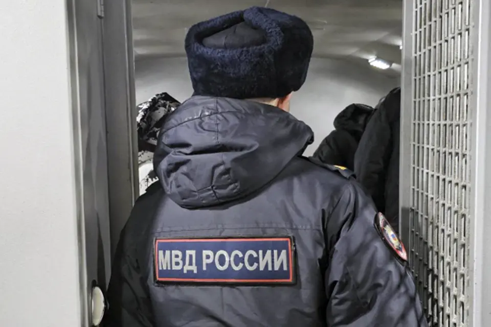 сотрудник полиции в форме