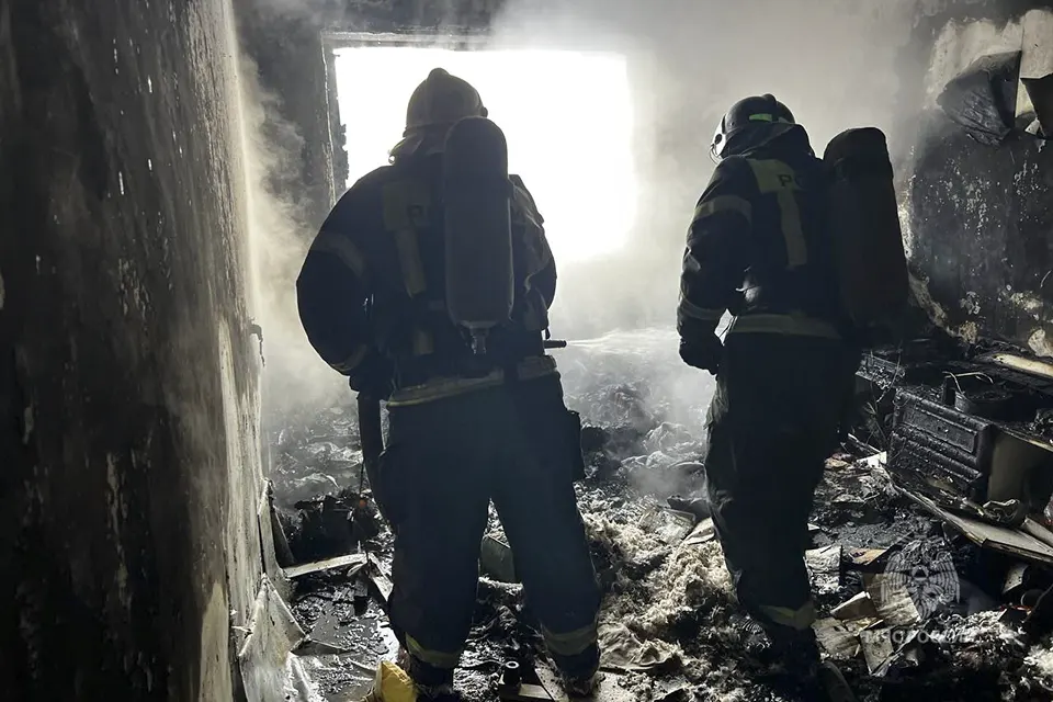 пожарные тушат возгорание в квартире