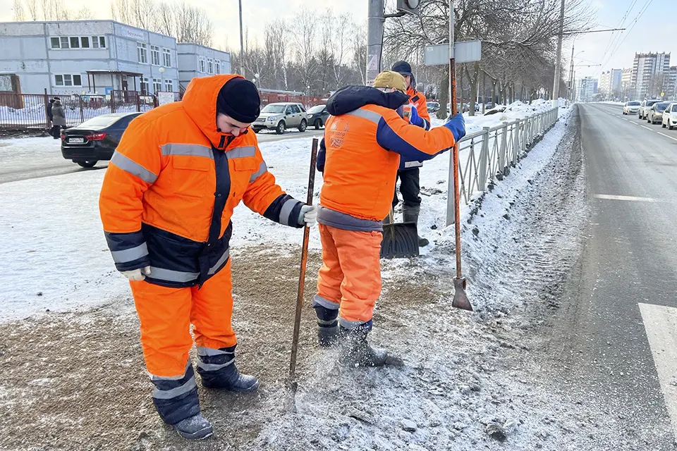 уборка наледи на пешеходном переходе